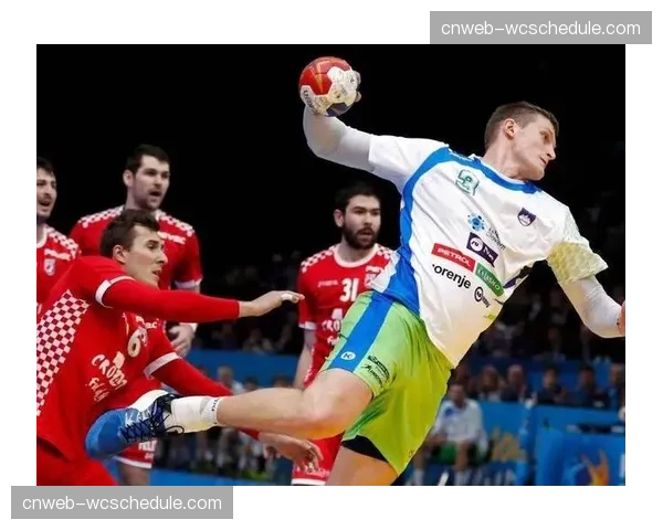 争议瞬间：拜仁vs皇马比赛中，疑似手球未判引双方球员争执