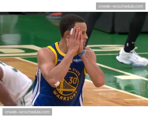 特写:库里在第三节末命中超远压哨三分后,对客场球迷做出“晚安”手势 特写:库里在第三节末命中超远压哨三分后,对客场球迷做出“晚安”手势